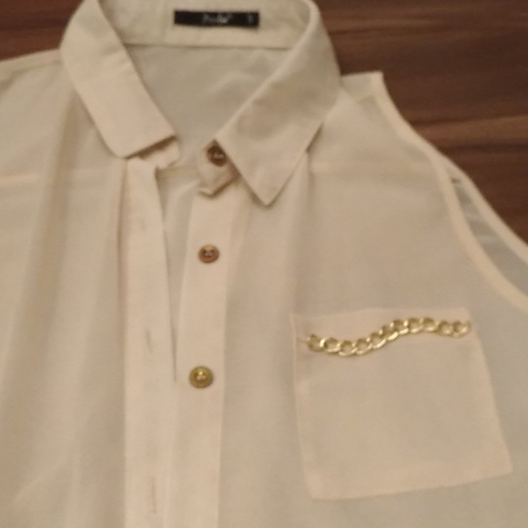 Adorable sleevless button up top with slit in back - Picture 2 of 3